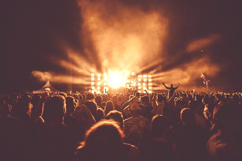 Leuchtende Bühnenlichter und begeistertes Publikum bei Konzert