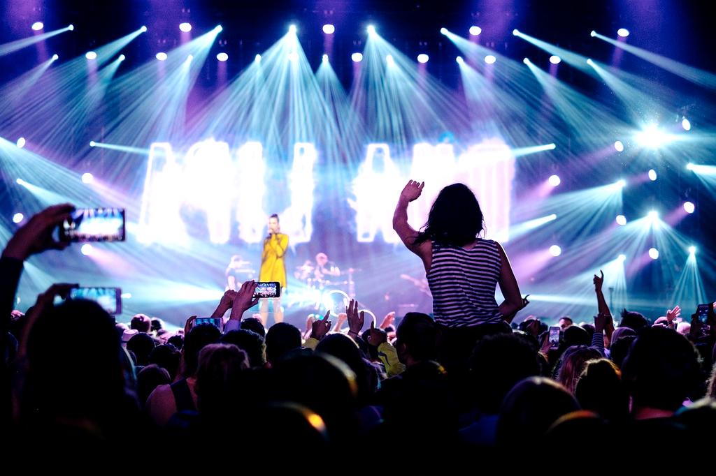 Leuchtende Konzertbühne mit begeistertem Publikum