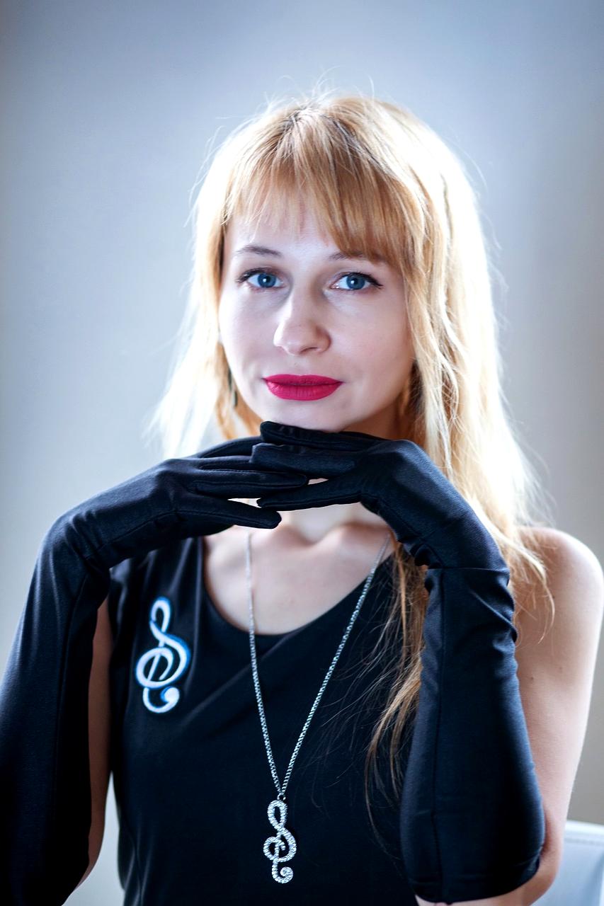 Temporal music staff with notes flowing backwards through time